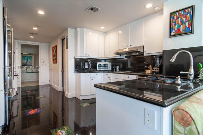 Building Photo - 7241 Fisher Island Dr