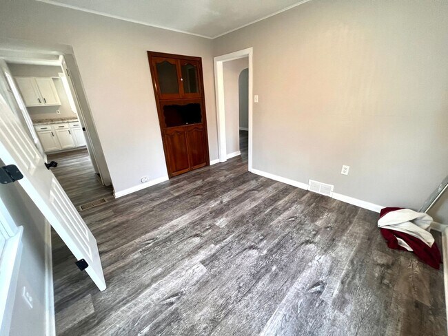 Building Photo - Aliquippa - Stunning 3 Bedroom 1 Bathroom Home