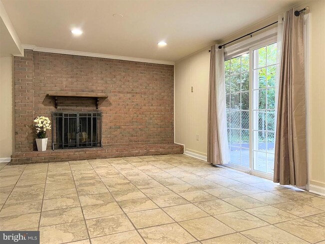 Building Photo - 14800 Cloverdale Rd