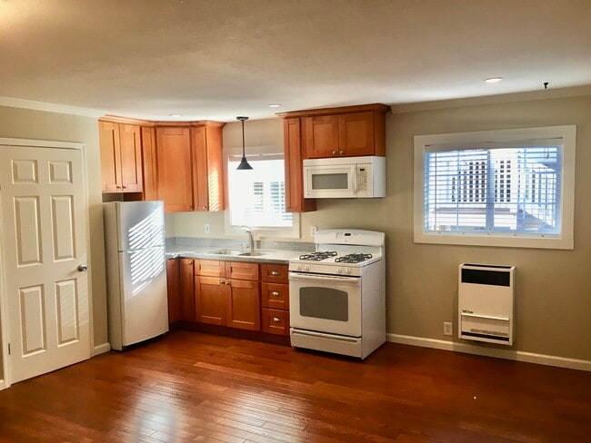 Kitchen - 457 University Ave