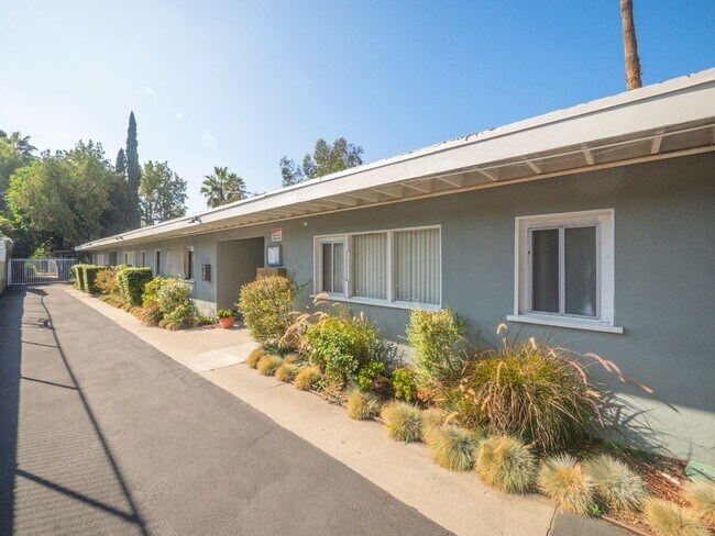 Interior Photo - 15758 Sherman Way