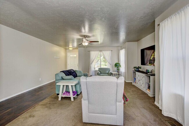 Building Photo - Beautiful 6 bed 2.5 bath home located in t...
