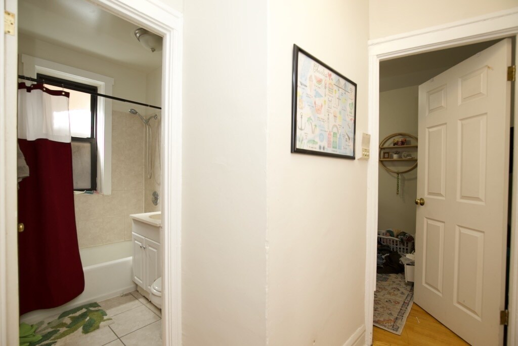 Building Photo - 837 W Cornelia Ave