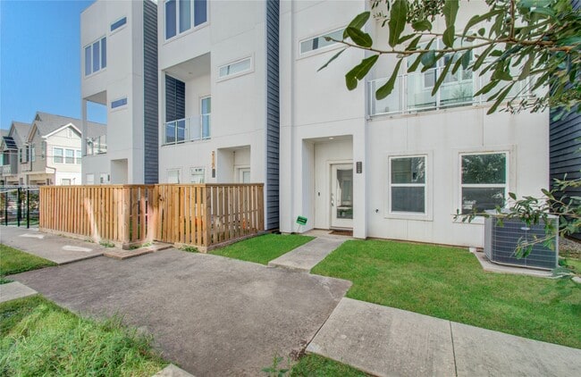 Building Photo - 2116 Naomi St