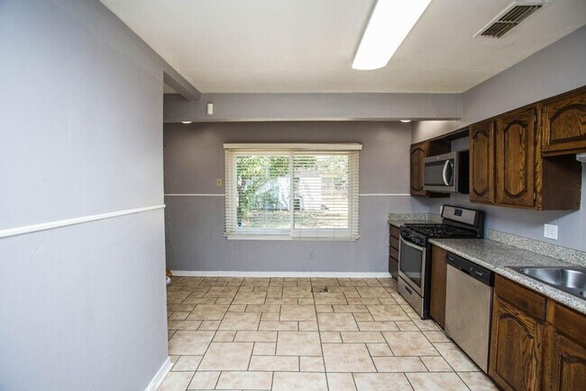 Building Photo - Available Now or for Summer 2025 PreLease!