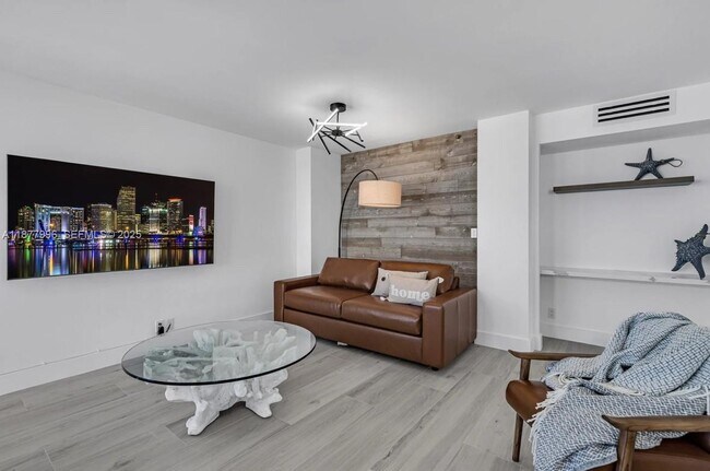 Building Photo - 2555 Collins Ave