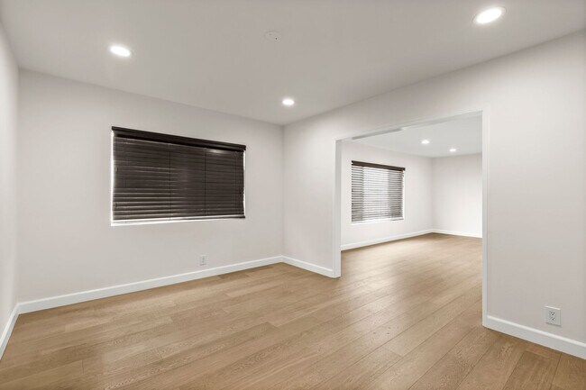 Building Photo - 148 S Oakhurst Dr