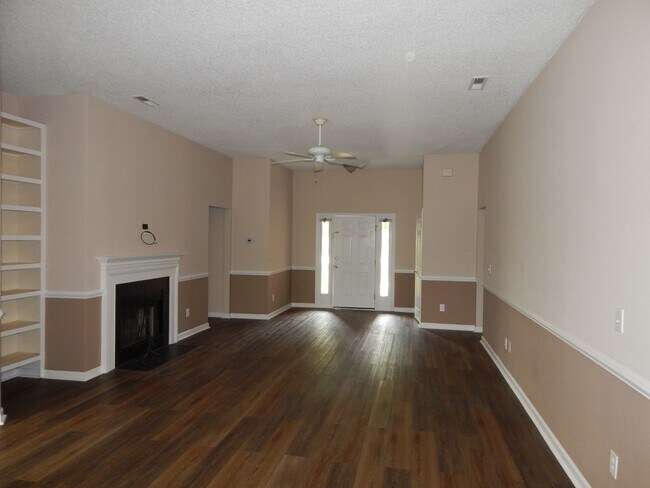 Building Photo - 3 bedroom 2 1/2 Bath brick single family h...