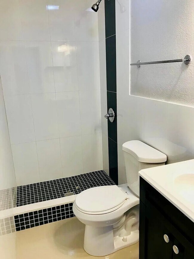 Building Photo - 535 NE 68th St