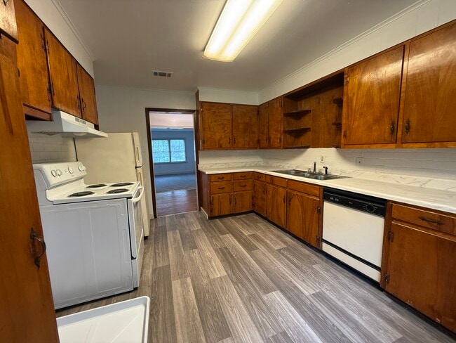 Building Photo - 1164/1166 Raymond Road Duplex