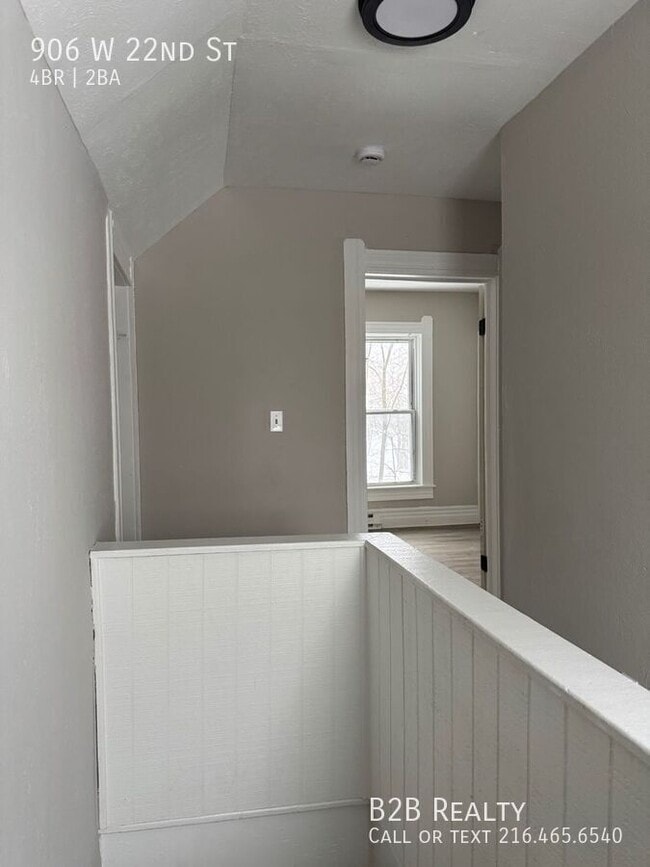 Building Photo - 906 W 22nd St