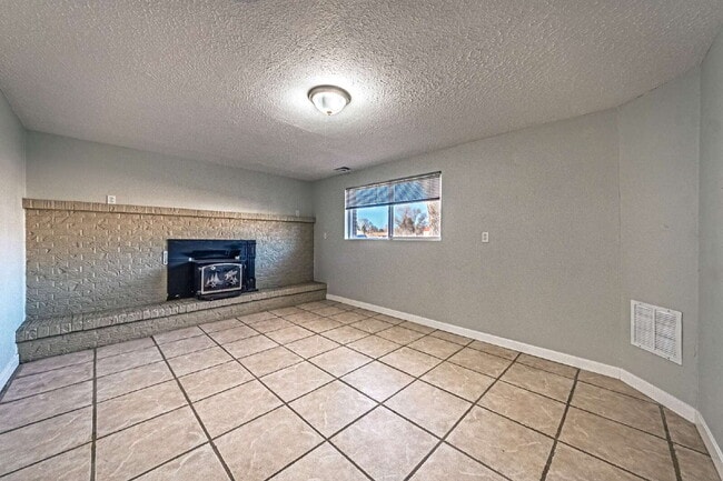 Building Photo - 5 bedrooms ,2 bathrooms and on 0.32 acres for rent