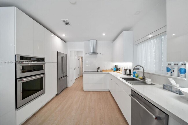 Building Photo - 440 W 62nd St