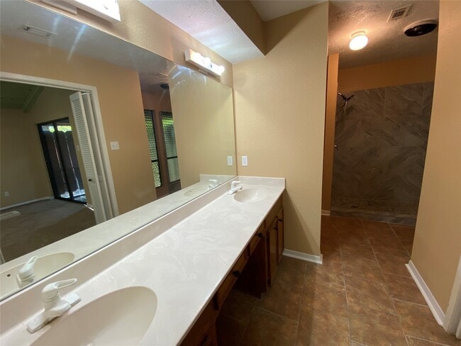 Building Photo - 24600 Darkwood Ct