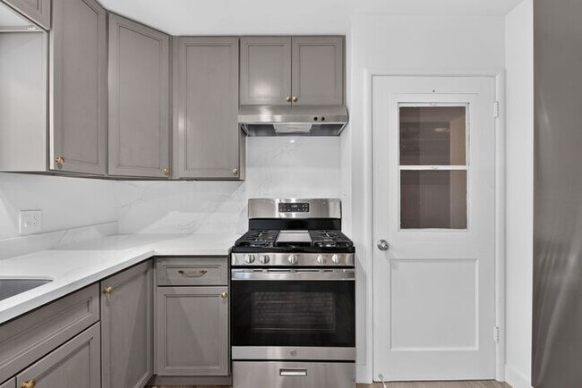 Building Photo - 2,900 /Month Beautiful 2 Bed, 1 Bath Single Story, with Garage Centrally Located in Petaluma!