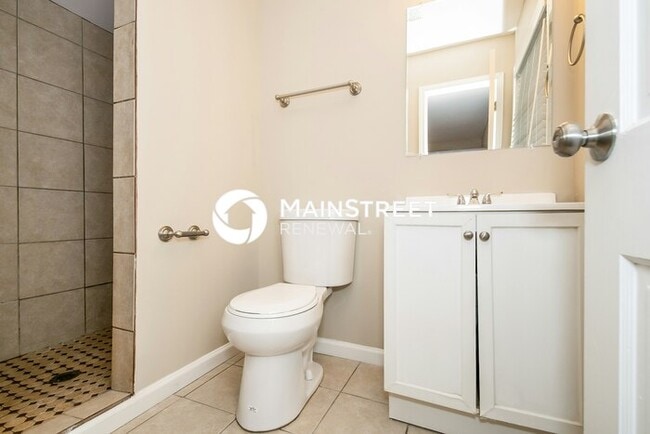 Building Photo - 5 Bedroom Pet-Friendly Home in Center Poin...