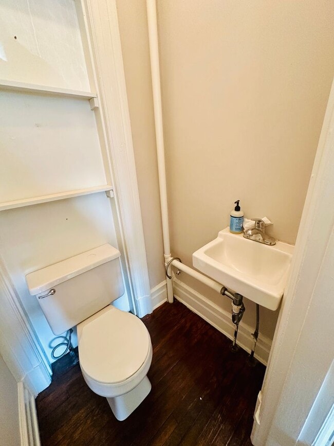 Building Photo - Charming 3bdrm/1.5bth Home Conveniently Located in Richmond's Carytown Area w/Private Balcony!!