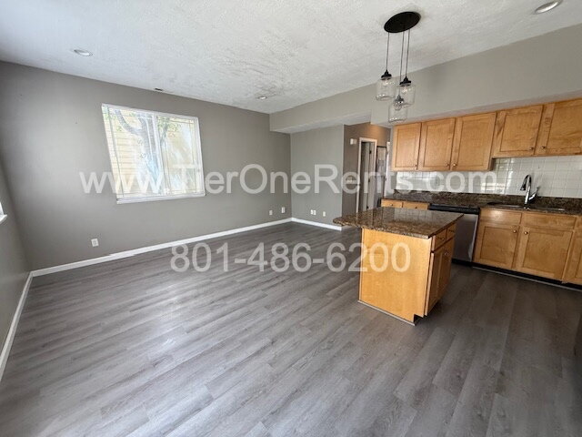 Building Photo - Move-in special: $500 off First months rent