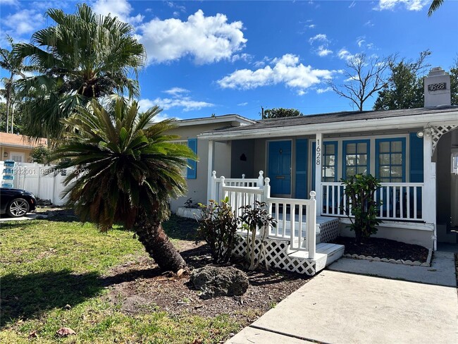 Building Photo - 1628 NE 4th Pl