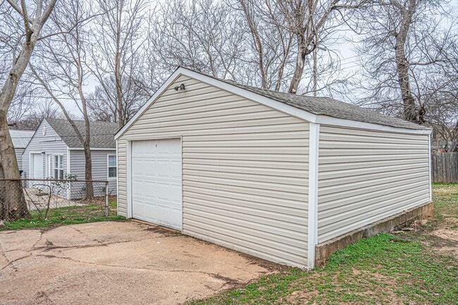 Building Photo - Updated 3 Bed 1 Bath - Large fenced in yar...