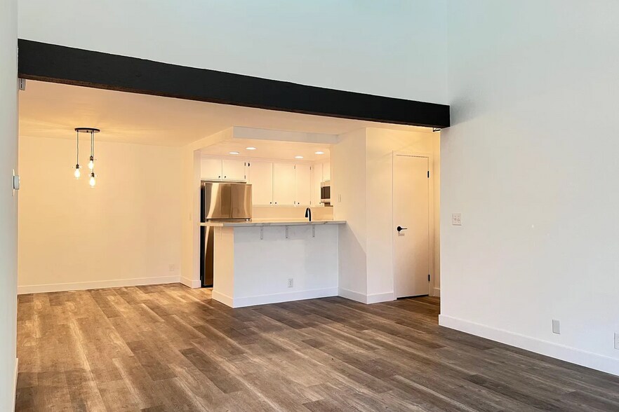 Building Photo - 15511 Sherman Way