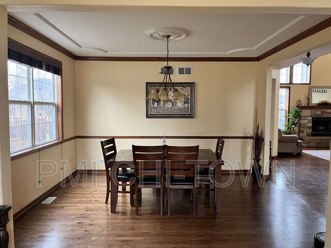 Building Photo - 2050 Rockland Dr