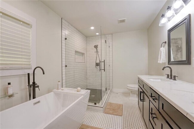 Building Photo - 3076 McCully Dr NE