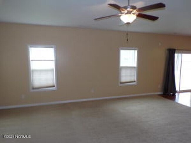 Building Photo - 4 Bedroom 2.5 Bathroom home located in Carolina Subdivision