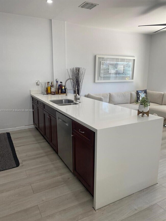 Building Photo - 7660 S Southwood Cir