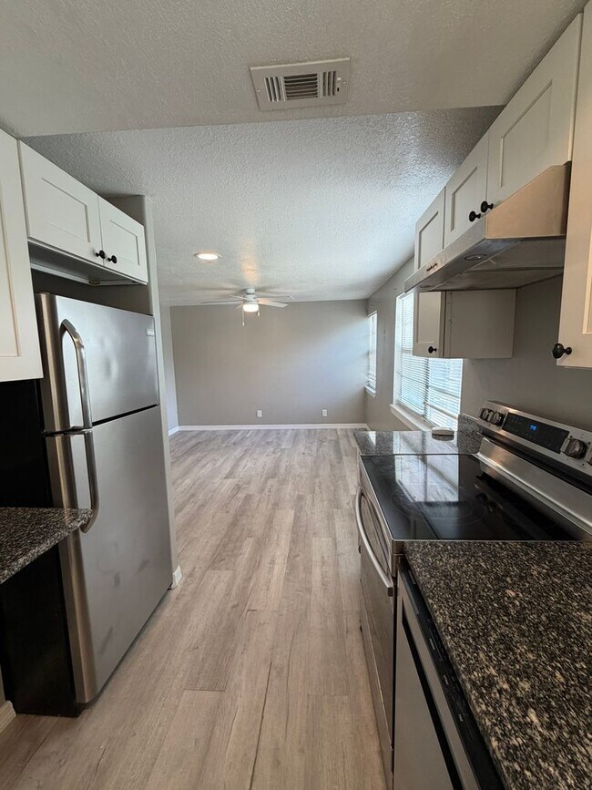 Building Photo - Apartment in Historical Tarpon Springs