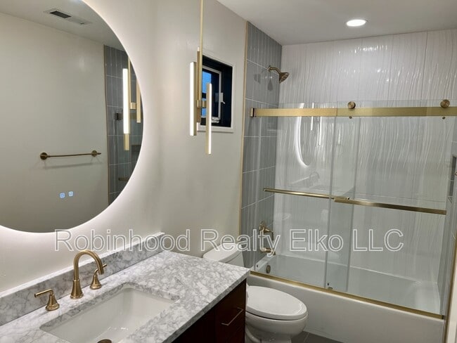 Building Photo - 753 Oak St