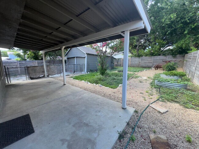 Building Photo - Lovely 3 Bedroom, 2 Bath Bungalow in the H...