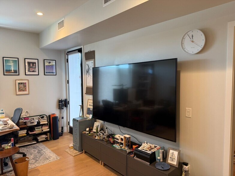 Building Photo - 2718 Pine St