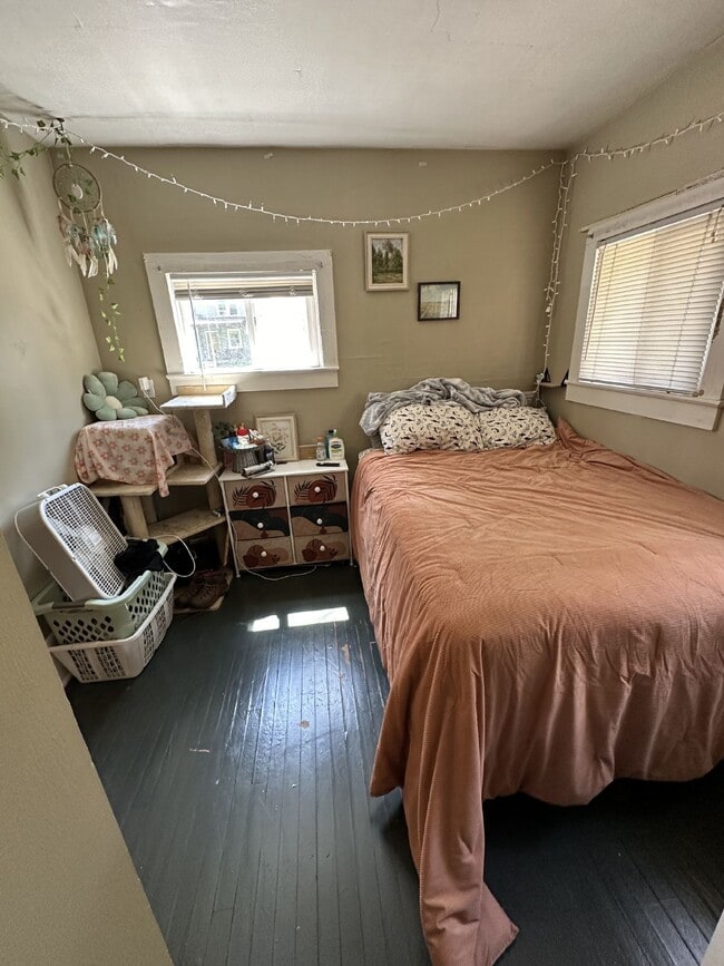 Building Photo - 1 Bed 1 Bath single family home near UWEC Available June 1st! Fenced in yard!