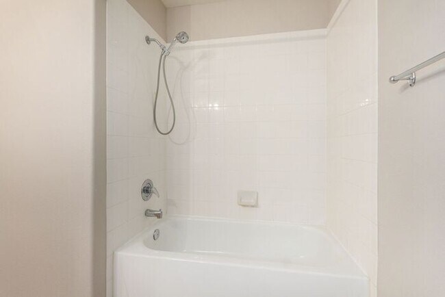 Building Photo - 2-bedroom 2 bath condo in Gated Community ...