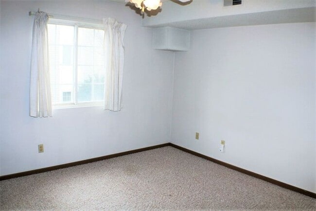 Building Photo - $1,095 | 2 Bedroom, 1 Bathroom 2nd Floor C...
