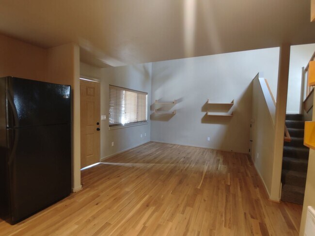 Building Photo - NW 3x2 townhome with primary bedroom on the main level