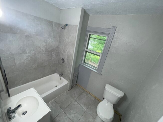 Building Photo - 29 Garfield Pl
