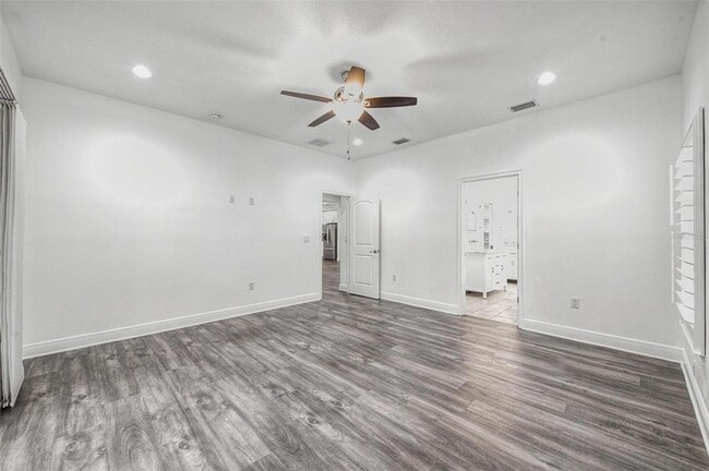 Building Photo - 606 Royal Crest Dr