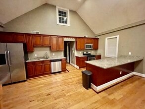 Building Photo - 2 Lorenzo St