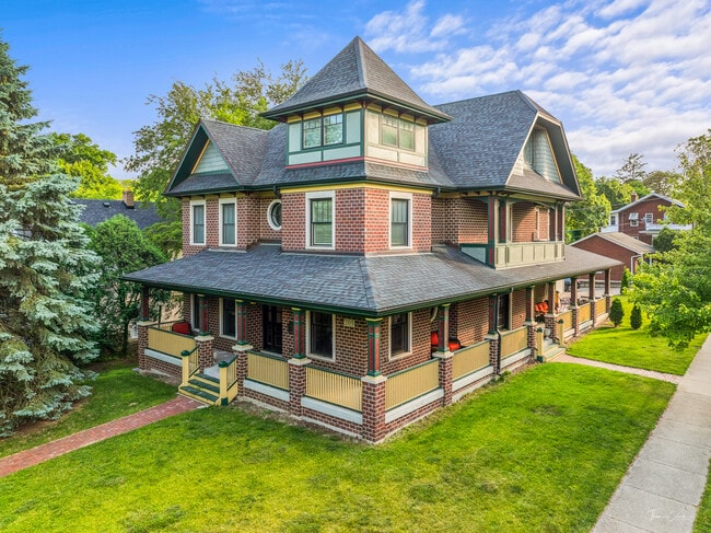 Primary Photo - 203 S Columbia St