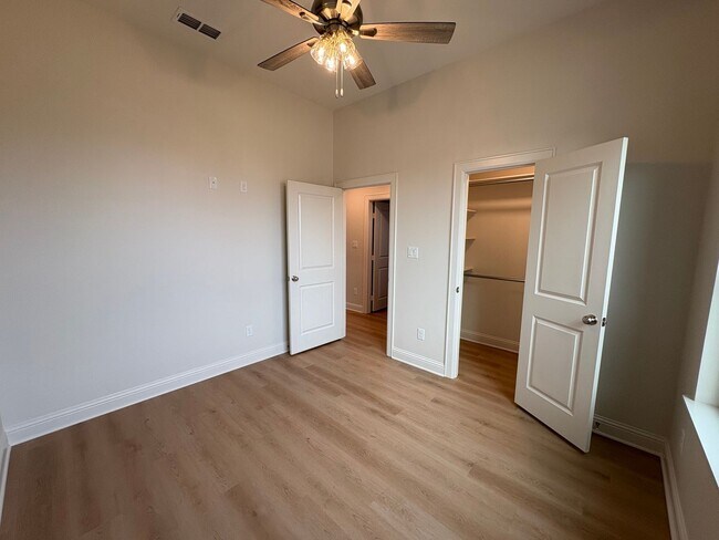 Building Photo - 368 Mary Cir