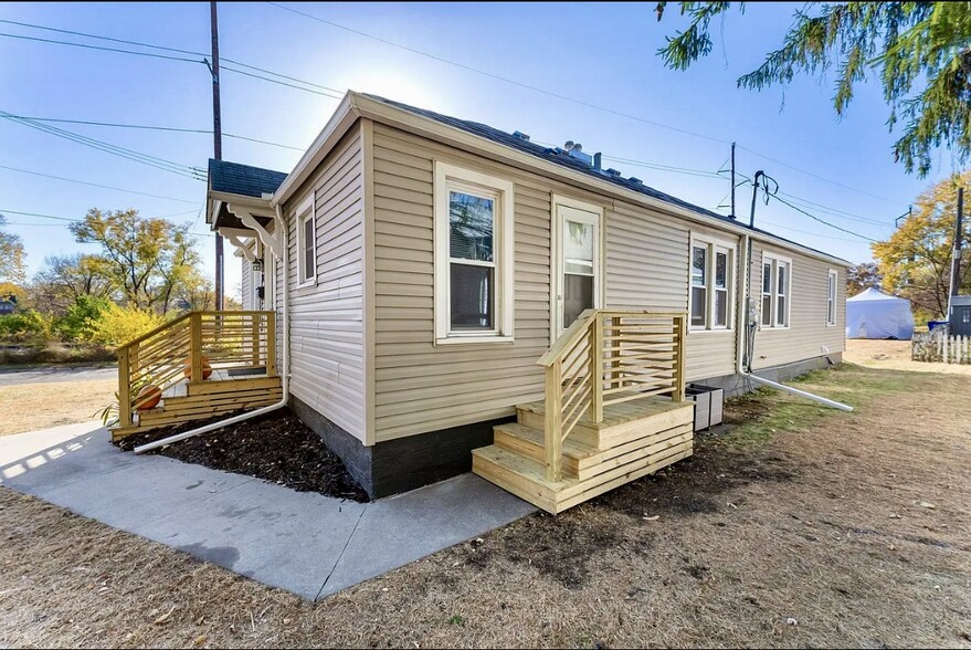 Building Photo - 383 Dewey St