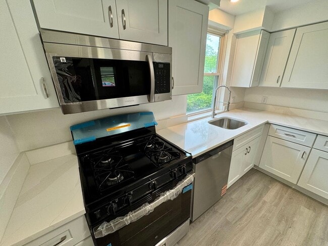 Building Photo - Charming 4 Bed 1.5 Bath house with BRAND NEW KITCHEN!!!