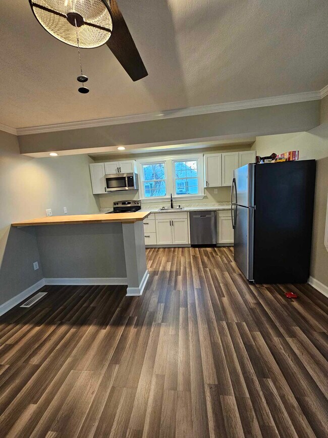 Building Photo - 203 S Fieldcrest Rd