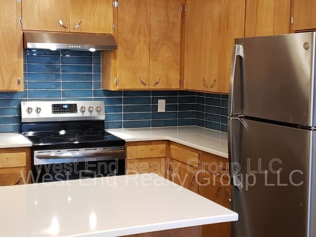 Building Photo - 352 W 5th St