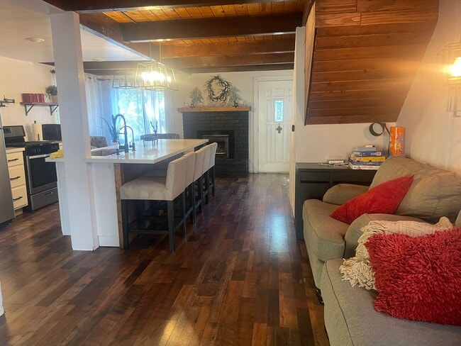 Building Photo - Fabulous home in the woods!