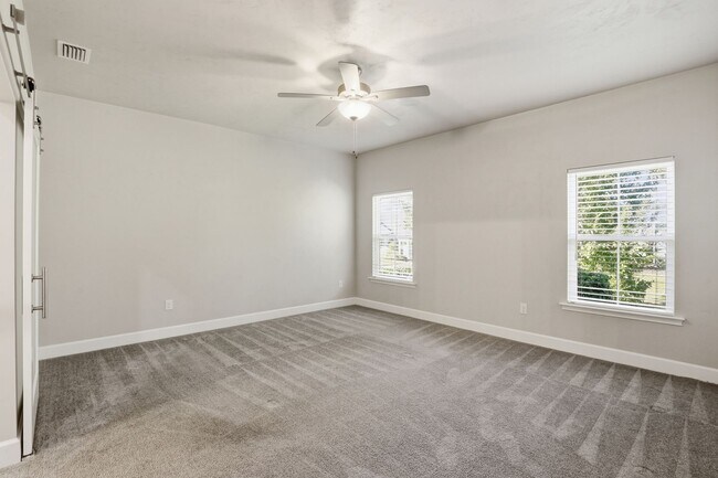 Building Photo - Villas of West 3Bed/2Bath End Unit