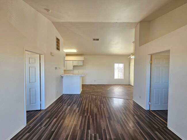 Building Photo - Upstairs/ Spacious/ 2 bedrooms / 2 bathrooms