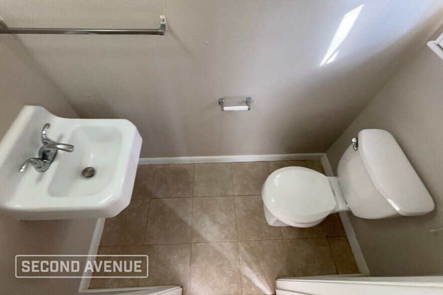 Building Photo - 3422 Hurlingham St